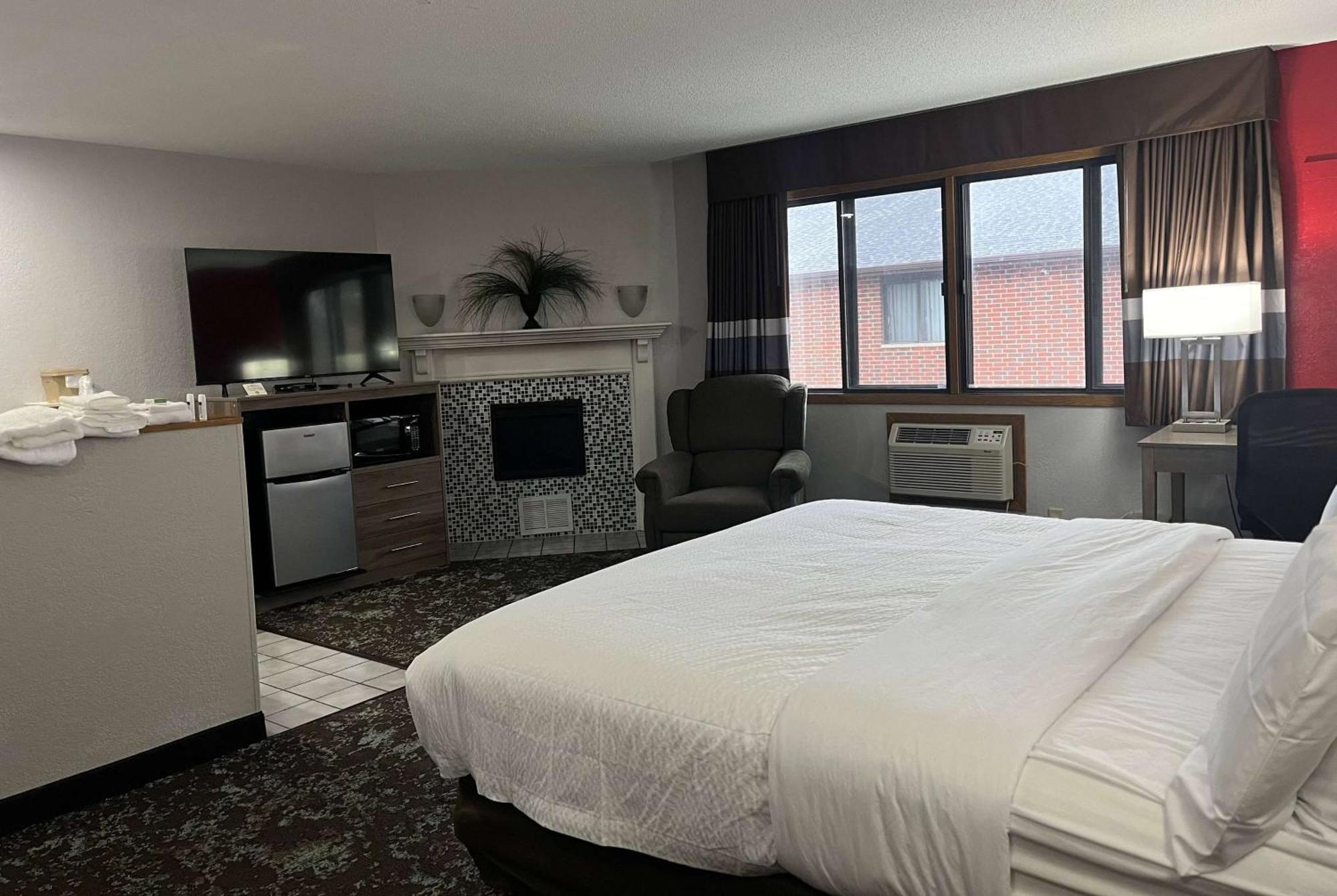 Ramada By Wyndham Cedar Rapids South Hotell Exteriör bild