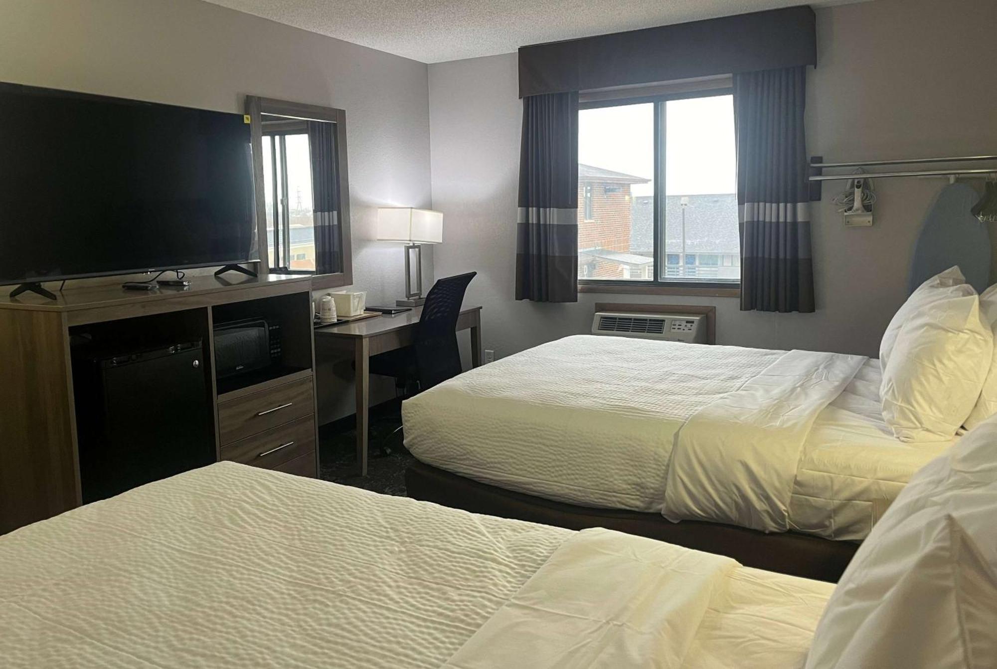 Ramada By Wyndham Cedar Rapids South Hotell Exteriör bild