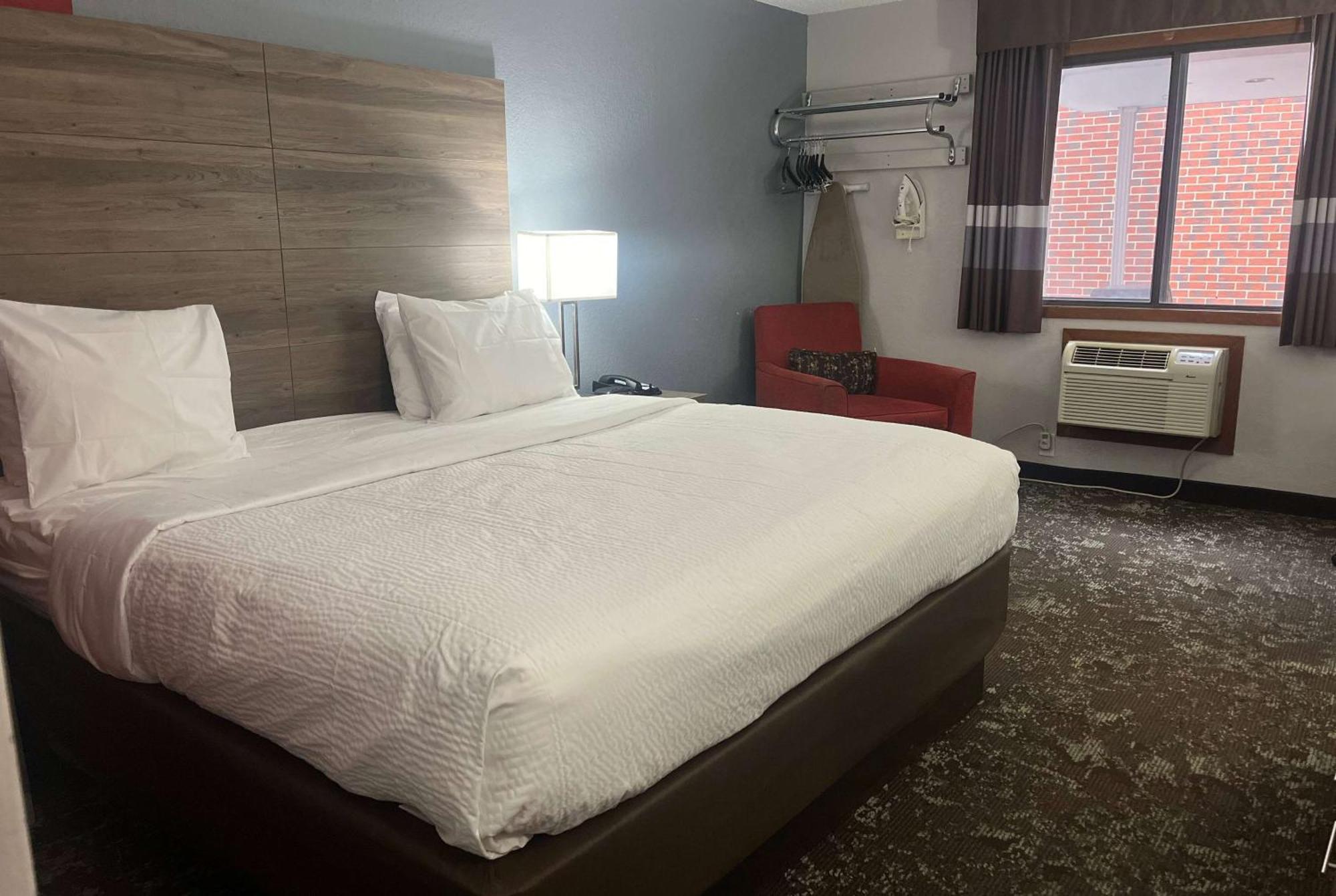 Ramada By Wyndham Cedar Rapids South Hotell Exteriör bild
