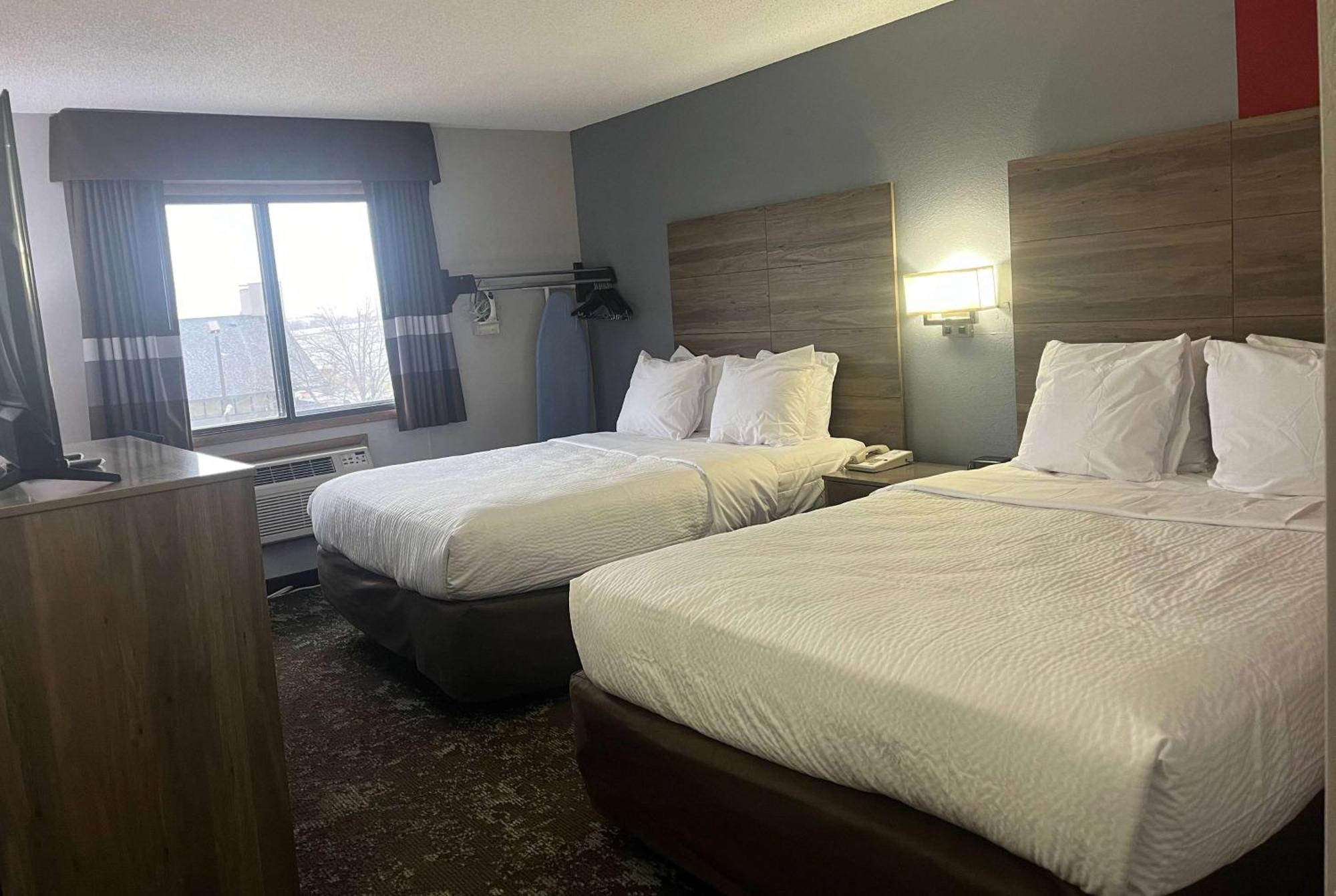 Ramada By Wyndham Cedar Rapids South Hotell Exteriör bild