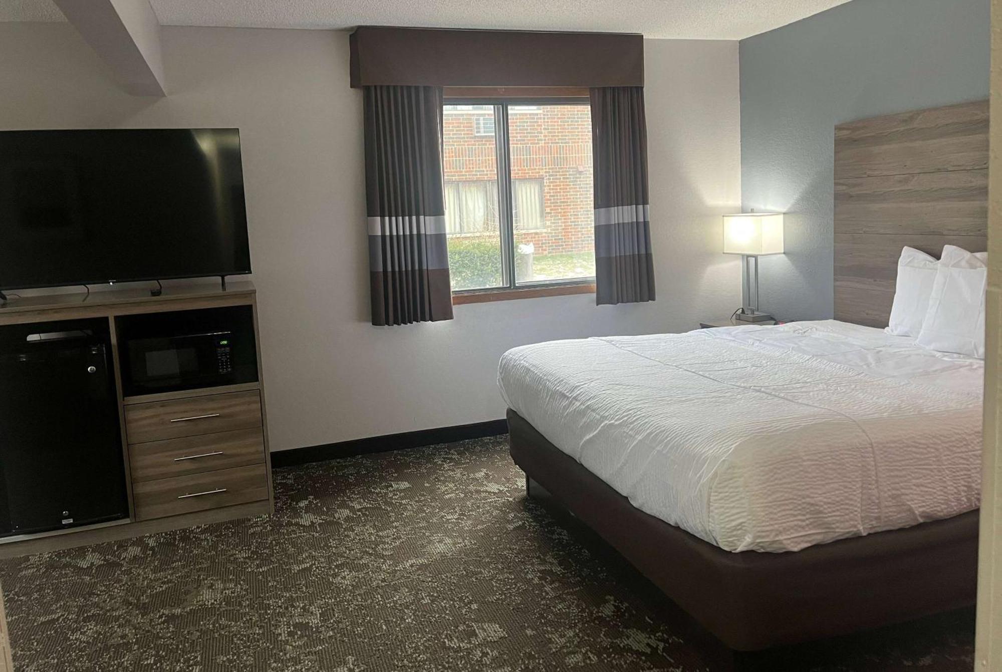 Ramada By Wyndham Cedar Rapids South Hotell Exteriör bild
