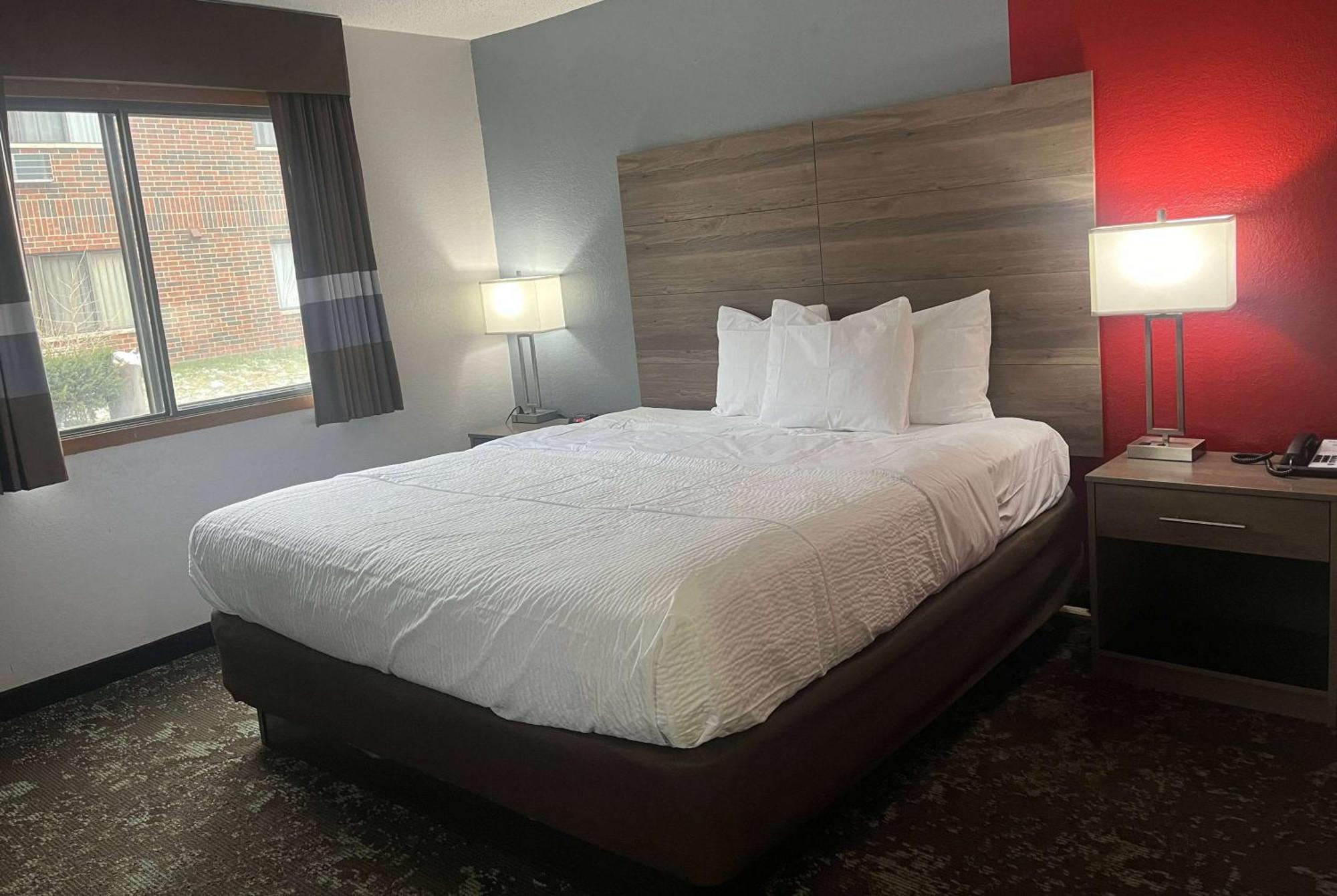 Ramada By Wyndham Cedar Rapids South Hotell Exteriör bild