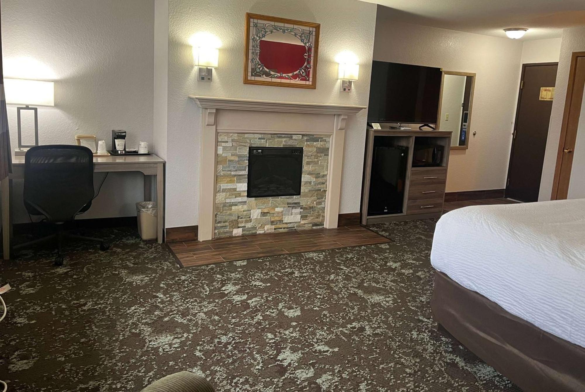 Ramada By Wyndham Cedar Rapids South Hotell Exteriör bild
