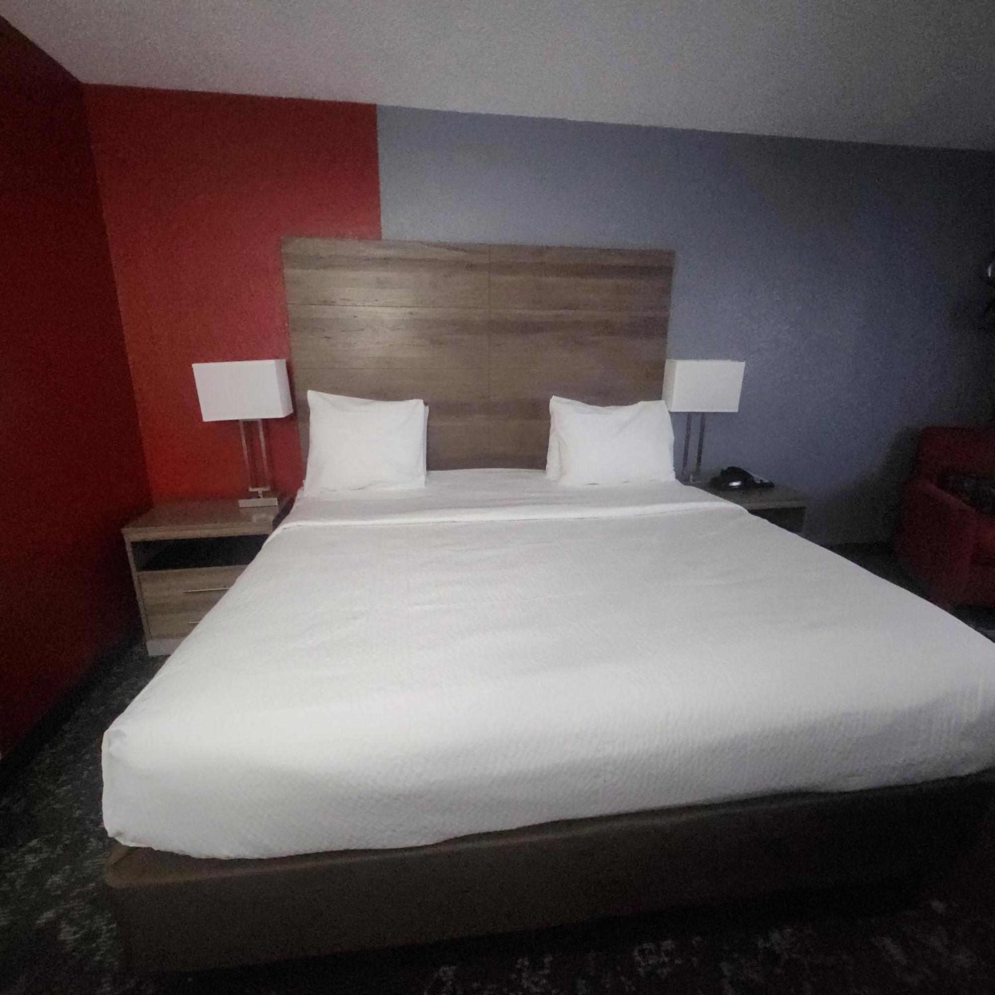 Ramada By Wyndham Cedar Rapids South Hotell Exteriör bild