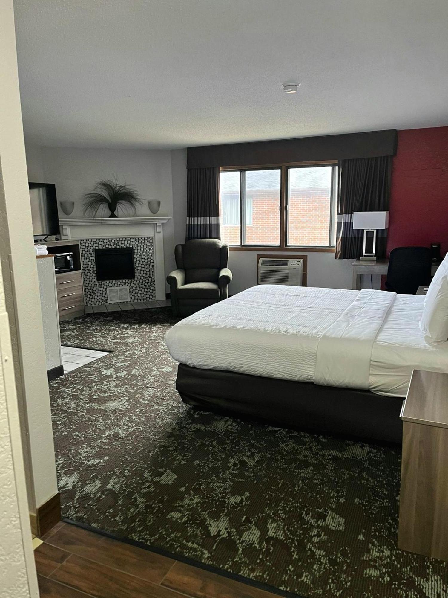 Ramada By Wyndham Cedar Rapids South Hotell Exteriör bild