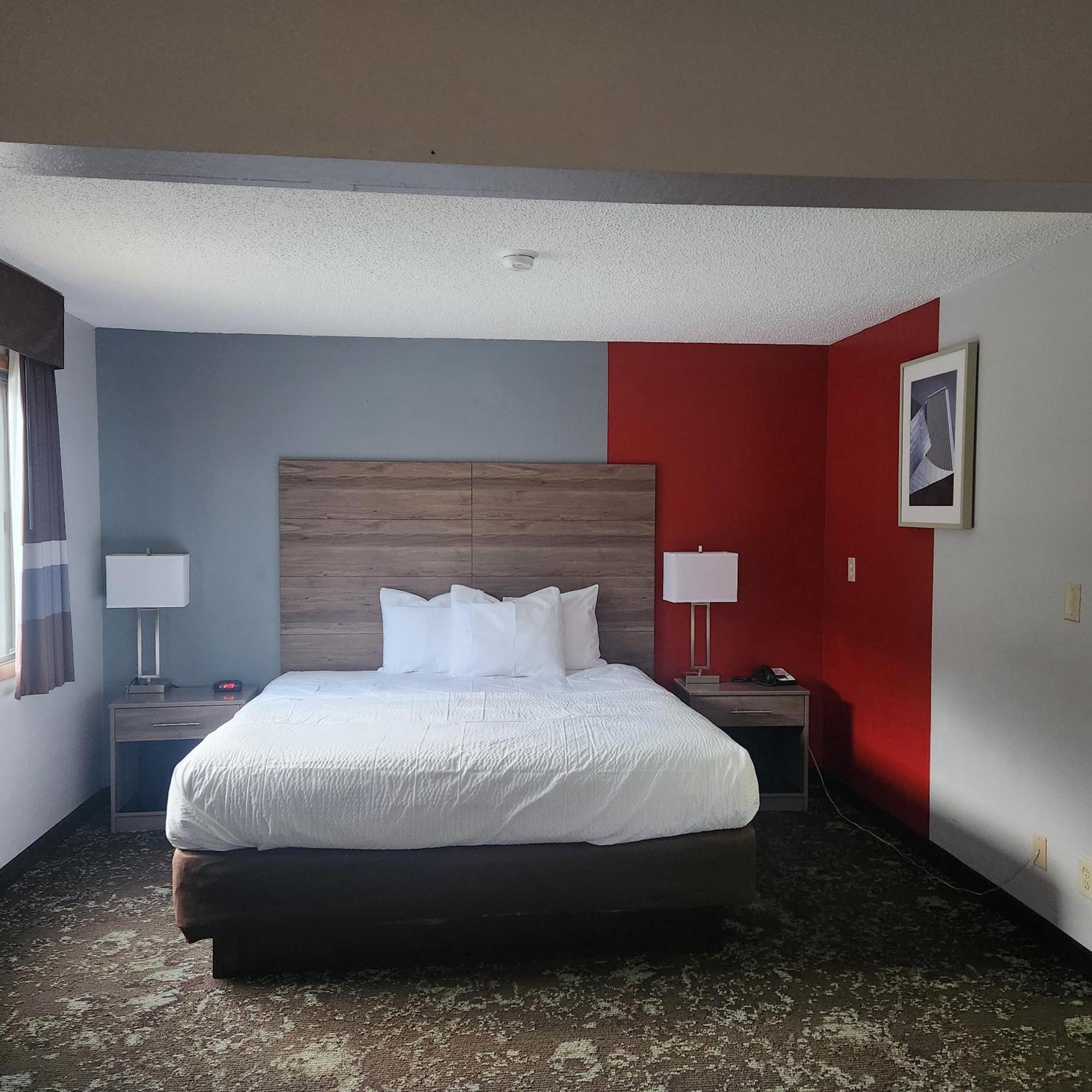 Ramada By Wyndham Cedar Rapids South Hotell Exteriör bild
