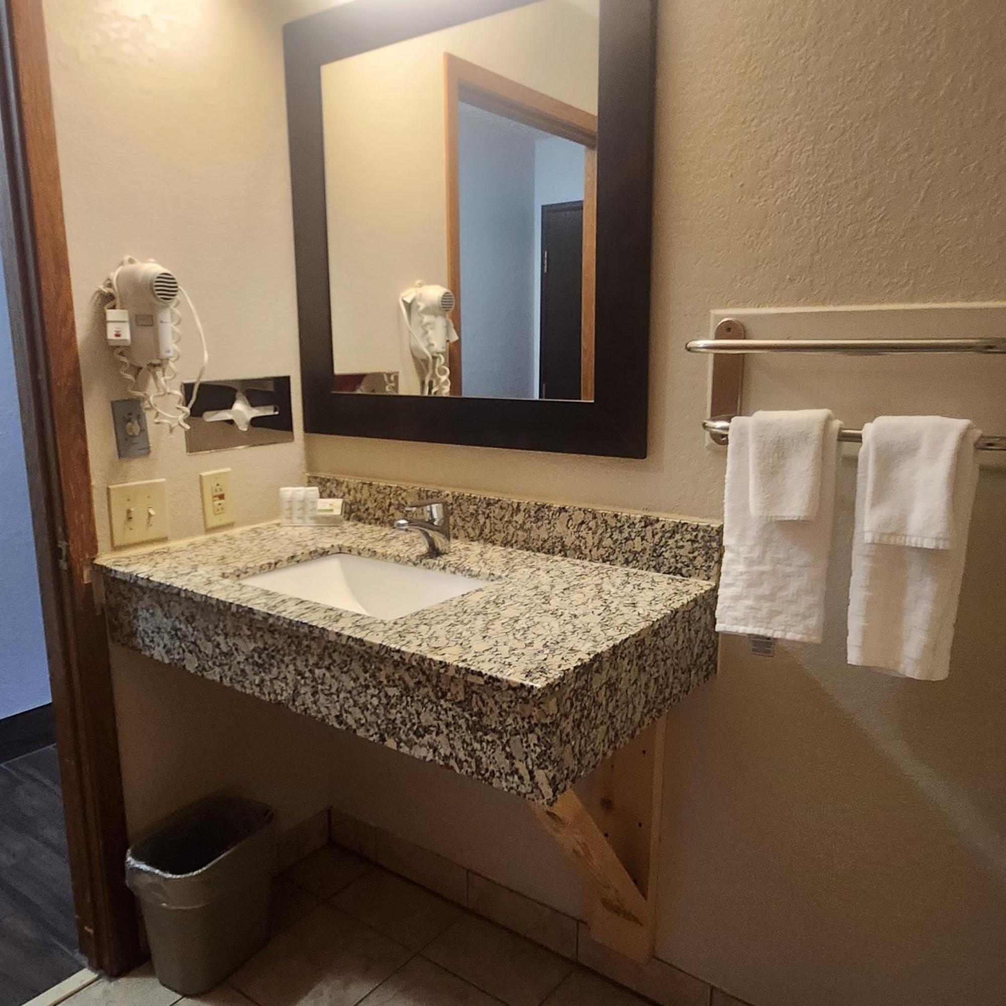 Ramada By Wyndham Cedar Rapids South Hotell Exteriör bild
