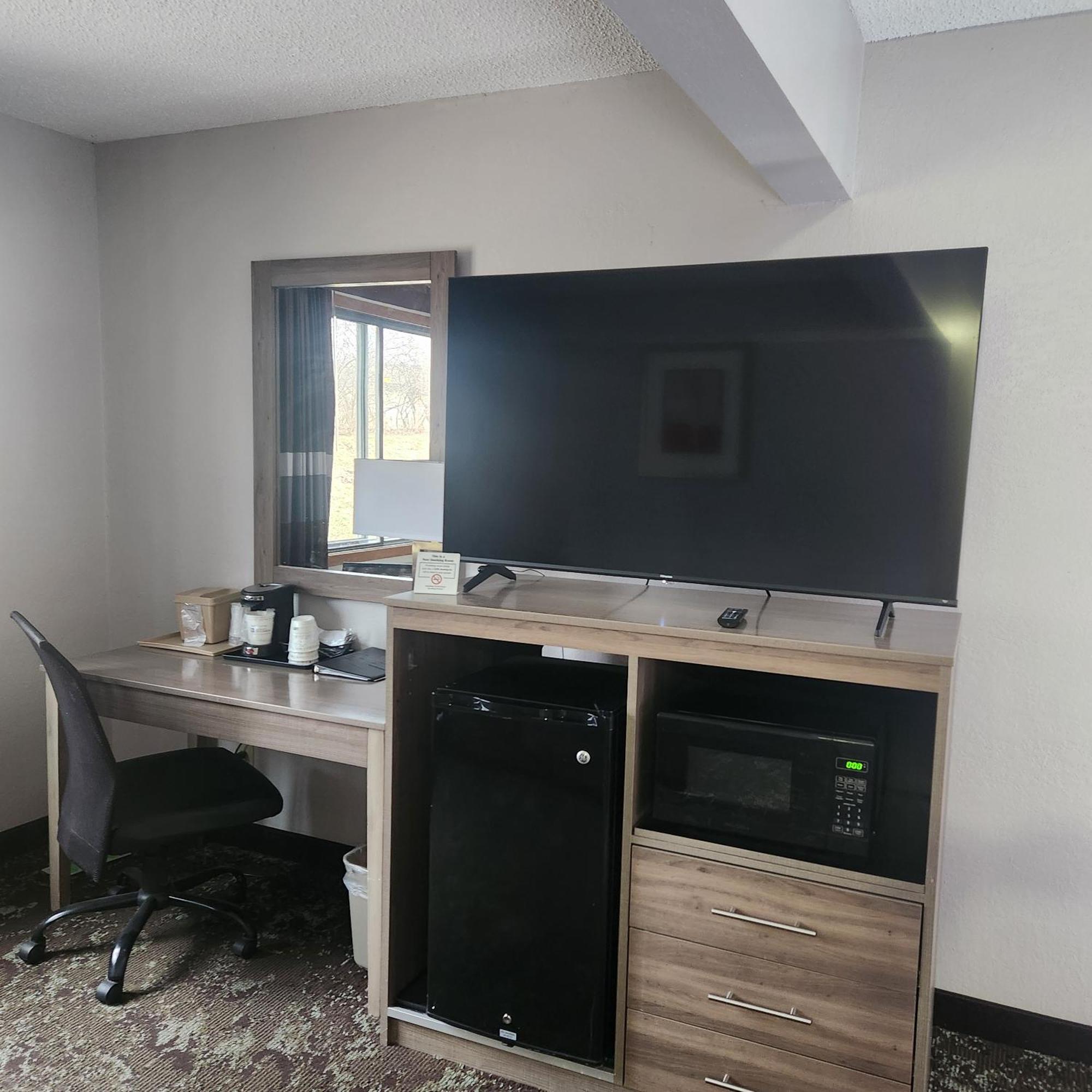 Ramada By Wyndham Cedar Rapids South Hotell Exteriör bild
