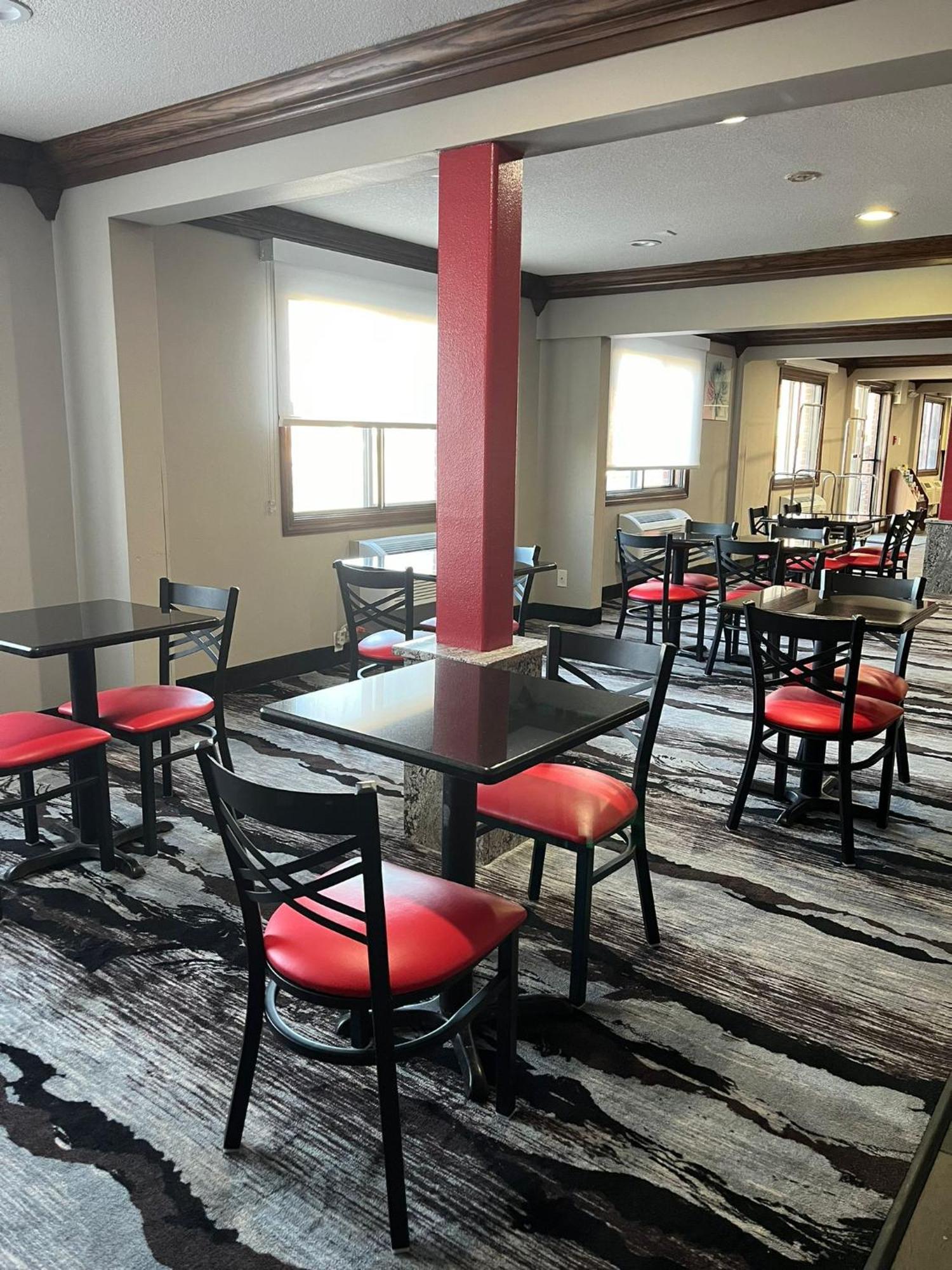 Ramada By Wyndham Cedar Rapids South Hotell Exteriör bild